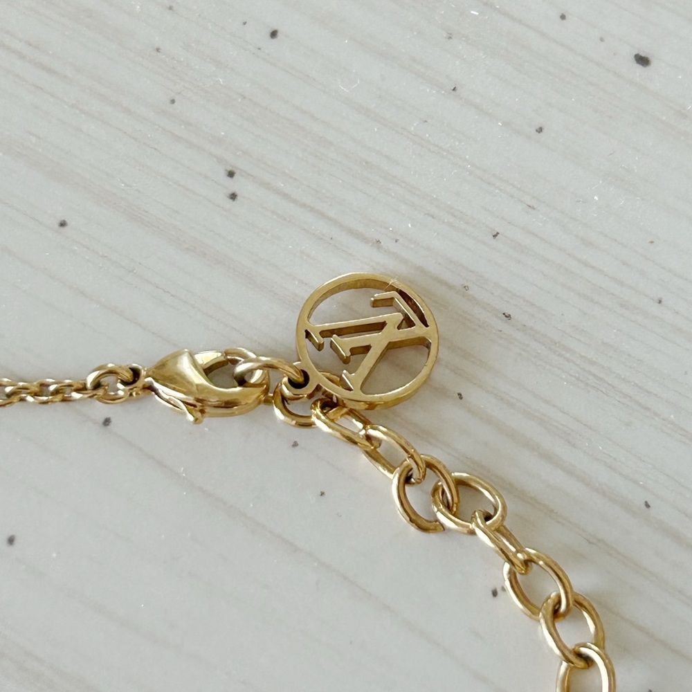 ❤️Louis Vuitton V Logo Gold Bracelet❤️ - Picture 3 of 4